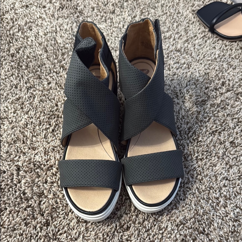 Dr. Scholl's Gray Sandals with Elastic Straps and Wedge Heel
